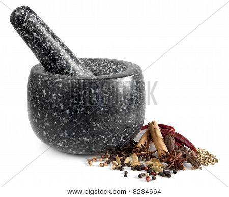 Mortier et pilon avec épices