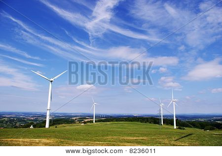 Énergie éolienne et le ciel bleu clair.