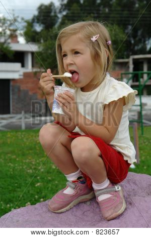 여자 먹는 아이스크림