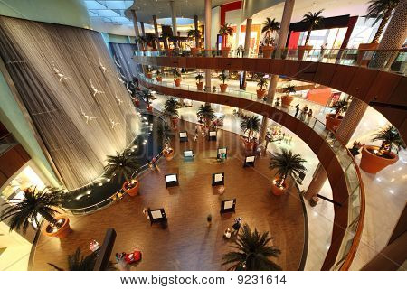 A Dubai Mall, az egyik a világ legnagyobb bevásárlóközpont belső nézet
