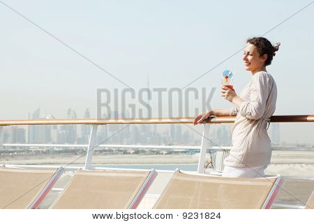 Young Beauty Woman mit Cocktail auf Cruise Liner Deck, eine halbe Stelle stehend