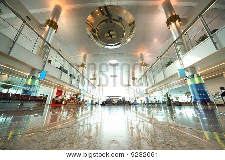 Grosser Saal mit Stühlen, Granit-Boden und Spalten In Dubai Internationaler Flughafen