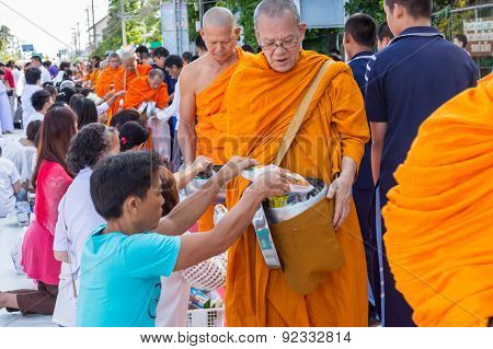 Many people give food and drink for alms to 1536 Buddhist monks in visakha bucha day