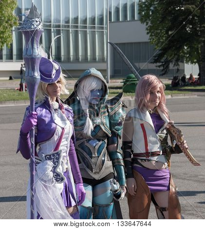 Cosplayers Dressed As Characters From Pc Games