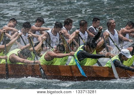 Aberdeen,hongkong,june 6 2016: Boats Racing In The Love River For The Dragon Boat Festival In Aberde