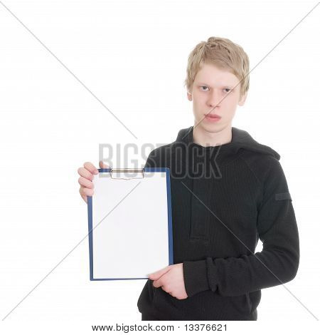 een jonge man houdt een Klembord