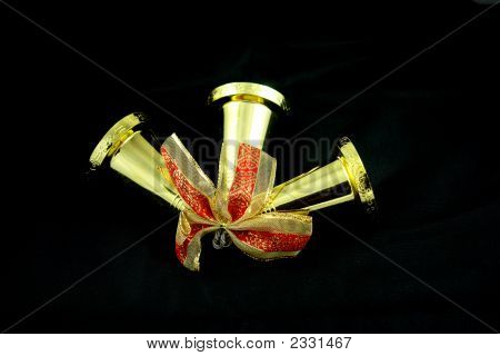 Três sinos dourados