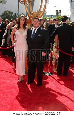LOS ANGELES - 10 de setembro: Jennifer Elia, Chaz Bono chegando na Creative Arts Emmys 2011 no Nokia Th