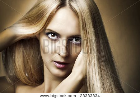 Mode Portrait de femme. Santé cheveux