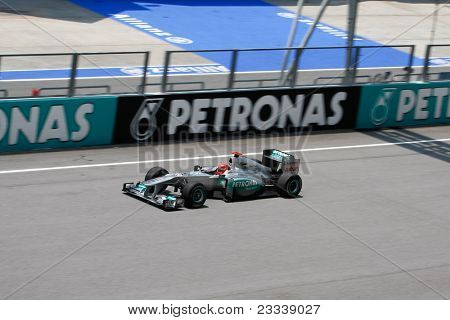 SEPANG, Malajsie - 8. dubna: Řidič týmu Mercedes GP Petronas F1 Michael Schumacher vidí akce na th
