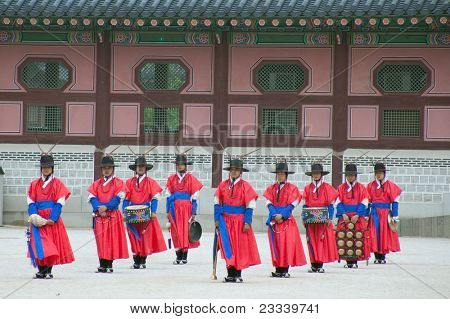 SEOUL - juni 09: Slottets hær band forbereder skiftende af vagterne på Gyeongbokgong Pal