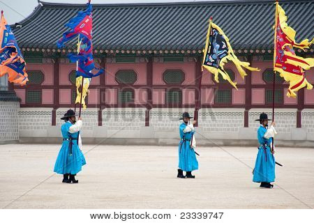 SEOUL - juni 09: Slottets vagter marts i for de skiftende af vagterne på Gyeongbokgong Pa
