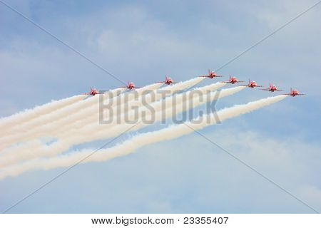 Červené šipky v formace