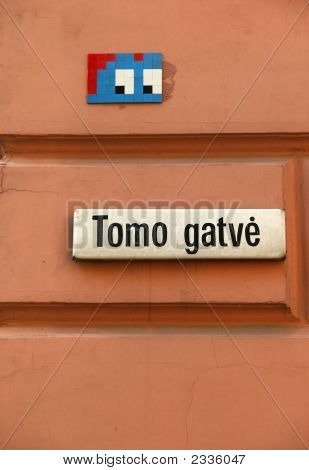 거리 Nameboard 위에 교활한 눈