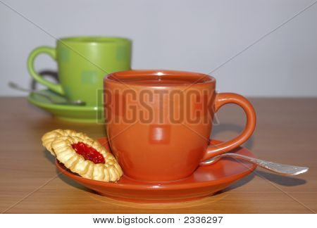 Dos tazas de té y galletas