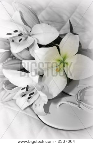 Chaussures et fleurs nuptiales