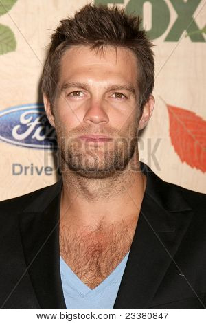 ลอสแองเจลิส - SEP 12: Geoff Stults 7 ประจำปีฟ็อกซ์ตกโคคาสิโนพรรคถือ