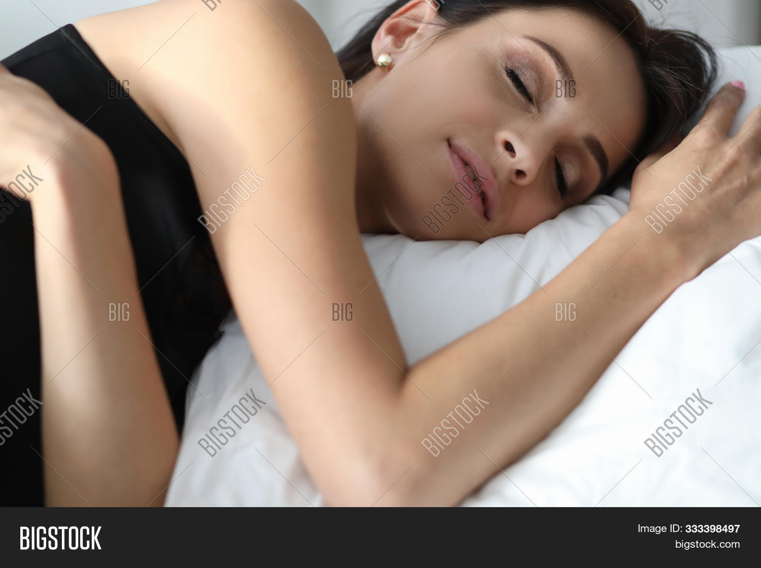 серьги laurus hoops. сережки женские. девушка в украшениях. серьги протяжки колечки. серьги протяжки нефертити.