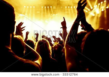 ликующие толпы на концерте