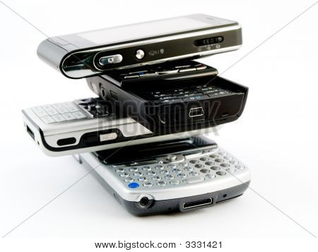 Pila pila de varios teléfonos móviles modernos celular Pda Handheld unidades sobre fondo blanco