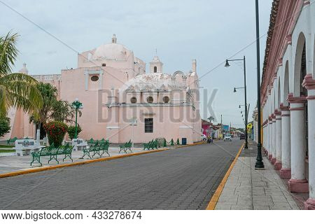 Tlacotalpan, Veracruz, Mexico- August 20, 2021: Downtown Of Tlacotalpan With A View Of Santuario De 