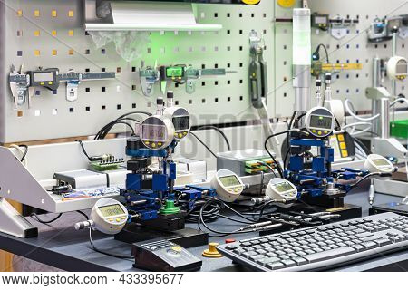 Accuracy And Precision Digital Indicator Gauge Equipment For Measuring Dimension Depth Roundness Etc