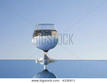 Acqua e vetro riflessa In uno specchio