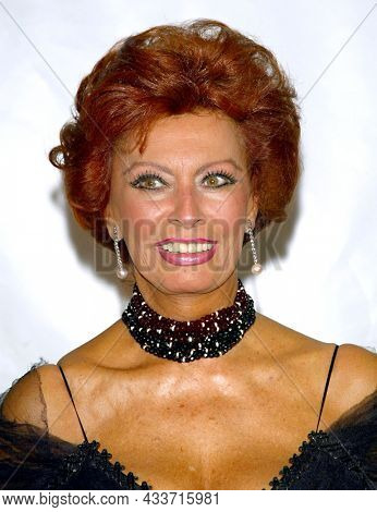 LOS ANGELES - SEP 09: Sophia Loren arrives for the Rodeo Drive Walk Of Style Award on September 09, 2003 in Beverly Hills, CA
