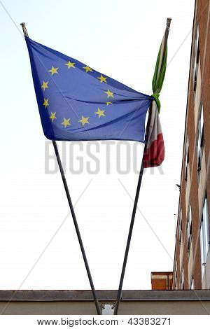 Bandeira europeia torcido em torno de bandeira italiana