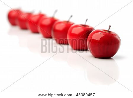 Un conjunto de manzanas rojas de plásticos