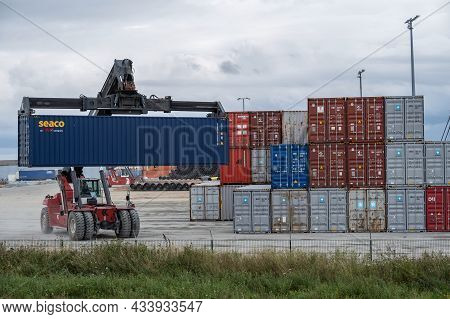 Sassnitz-mukran, Germany, August 20, 2020: Shunting Vehicle Is Moving A Heavy Container In The Indus