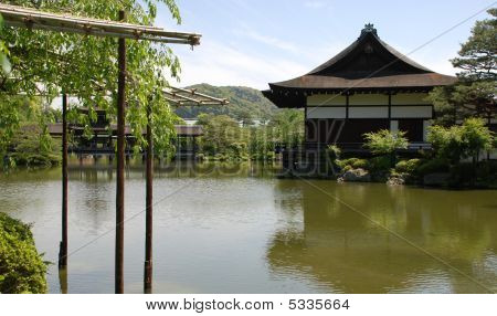 Edificio y pérgola en Heian-jing