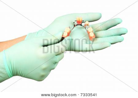 Zahnersatz auf einer hand