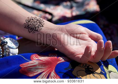 henna tattoo mehendy on hand mandala