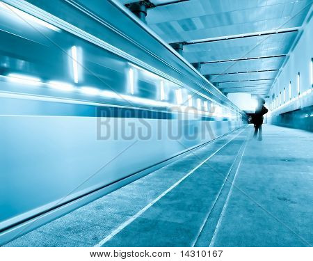 Moderne belyst Metro Station med tog bevægelse