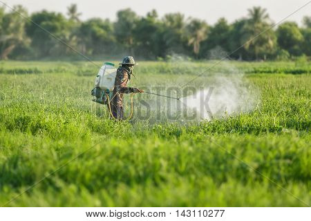 farmer spraying pesticide, The campaign does not use chemicals