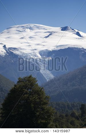 火山雪の上で