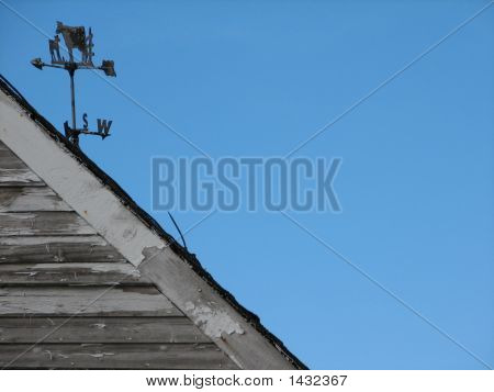 Флюгер против яркое голубое небо