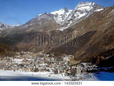 View of one of the most popular ski resort of Saas-Fee is located in the south of Switzerland, near mount Valpelline. He was surrounded by thirteen peaks over 4,000 meters high.