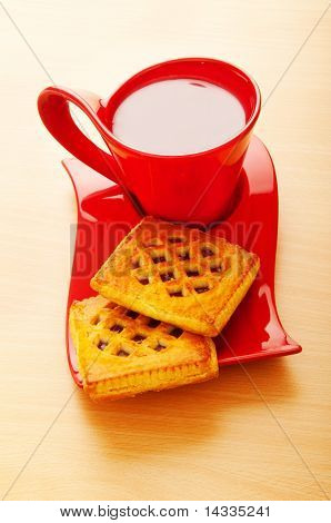 Tasse de thé et des biscuits frais sur table