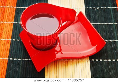 Tasse de thé sur le fond en bois
