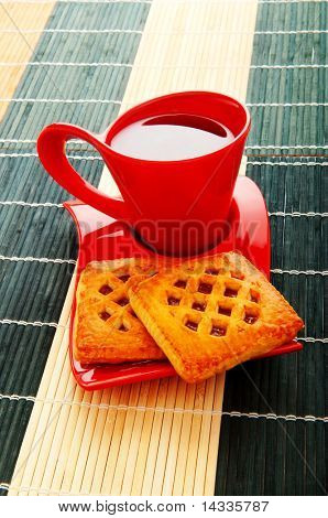 Tasse de thé et des biscuits frais sur table