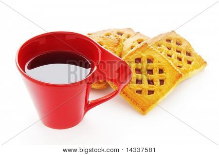 Tasse de thé et des biscuits frais sur table