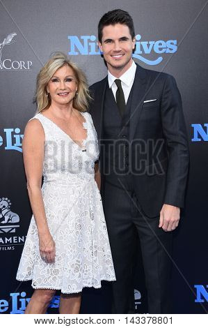 LOS ANGELES - AUG 01:  Robbie Amell & Jennifer Amell arrives to the 
