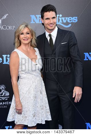 LOS ANGELES - AUG 01:  Robbie Amell & Jennifer Amell arrives to the 