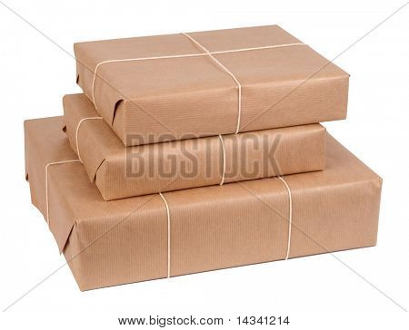 Dizeyle bağladı kahverengi kağıt paketler