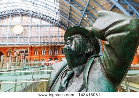 Sir Betjeman Statue At St. Pancras Station