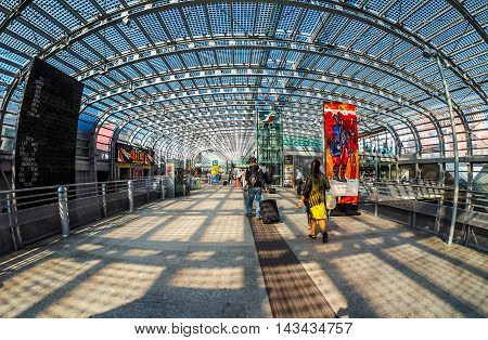Porta Susa Station Travellers In Turin (hdr)