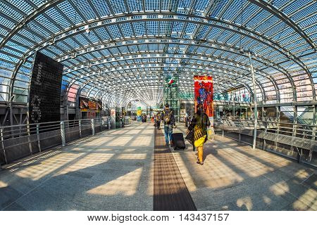 Porta Susa Station Travellers In Turin (hdr)