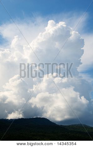 Nuvole di nimbus Cumulus sviluppando sulle colline boscose
